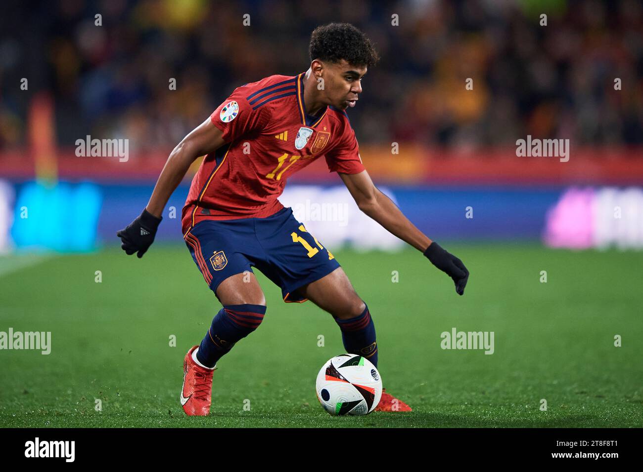 Lamine Yamal de España en acción durante el partido de clasificación