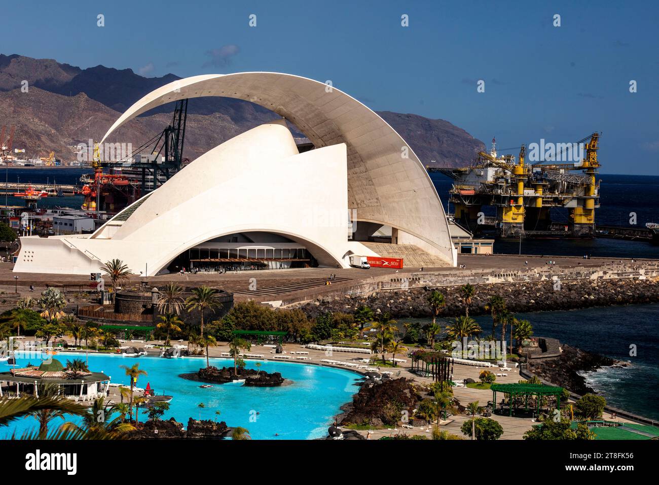 El arquitectónicamente impresionante Auditorio de Tenerife, auditorio, Santa Cruz de Tenerife, Islas Canarias, España situado en su paisaje más amplio con buena luz Foto de stock