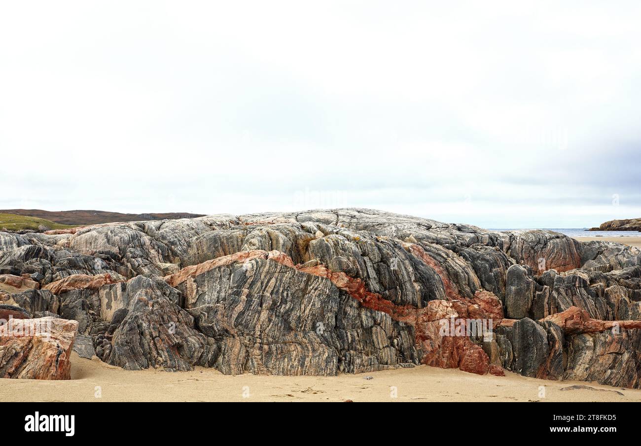 Un ejemplo del complejo Lewisian Gneiss expuesto en la playa de Ardroil en la costa oeste de la isla de Lewis, Hébridas Exteriores, Escocia.Lewisian Foto de stock