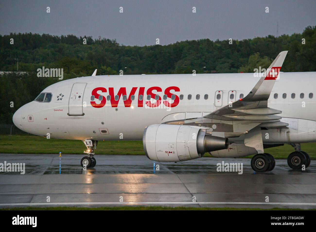 Swiss Airlines Airbus A320 se ralentiza en una pista mojada después de aterrizar en el aeropuerto de Lviv. Foto de alta calidad Foto de stock