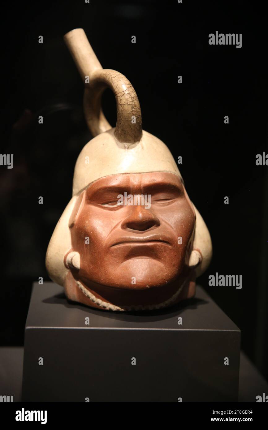 Vasija en forma de sacerdote o señor. Cultura moche. 200-700. Arcilla disparada pintada. Antiguo Perú. Museo Británico. Londres. GBR. Foto de stock