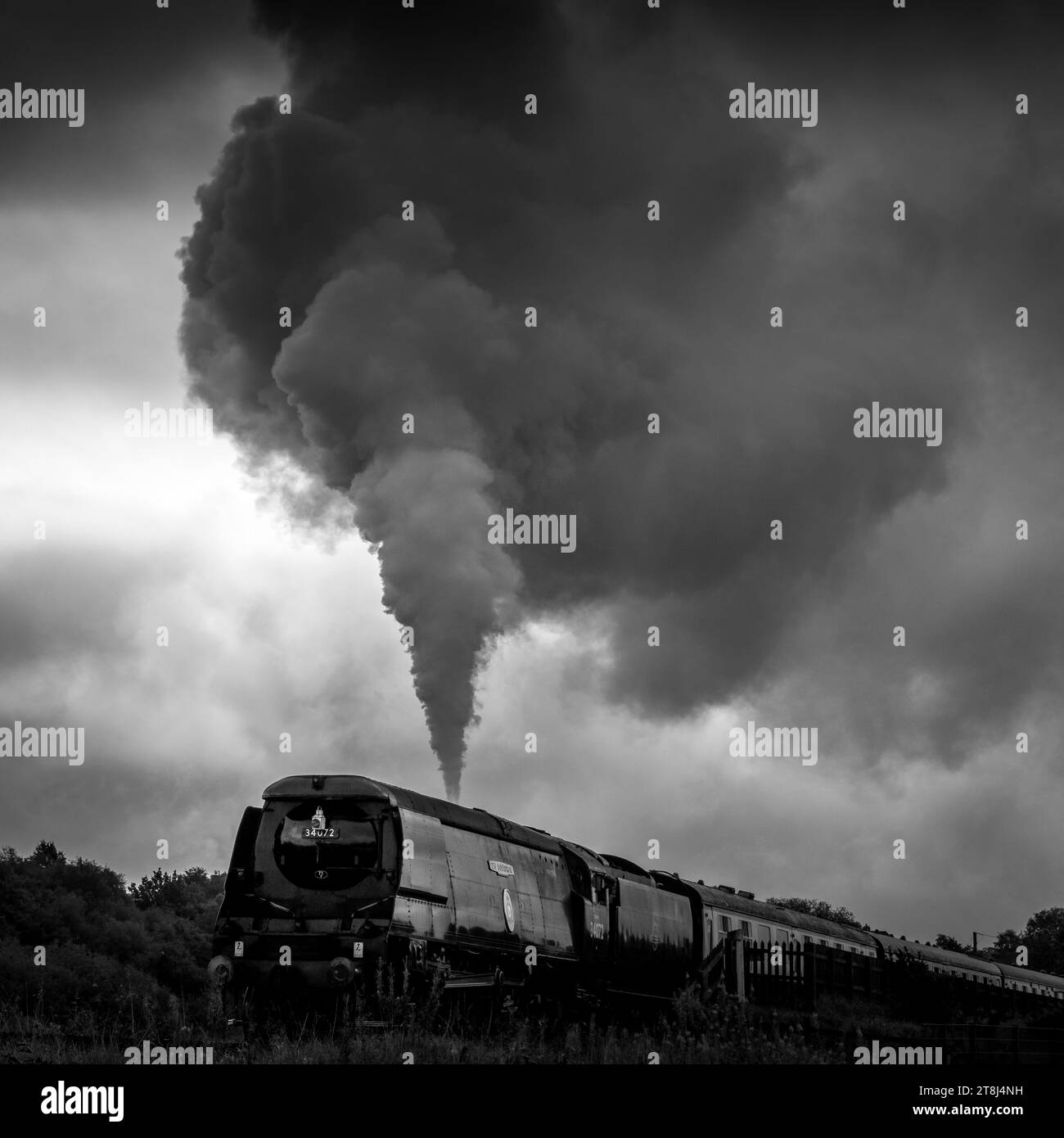 Tren de vapor en movimiento con carruajes Foto de stock