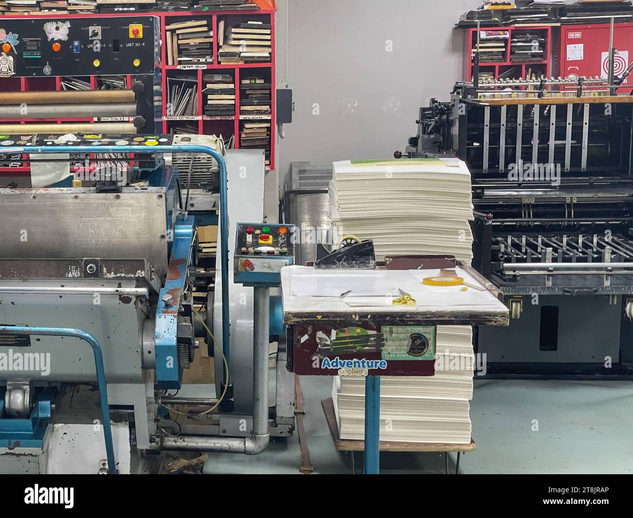 Máquinas de impresión masiva - eventos y publicidad sector - herramientas de fábrica y equipos para la impresión. Foto de stock