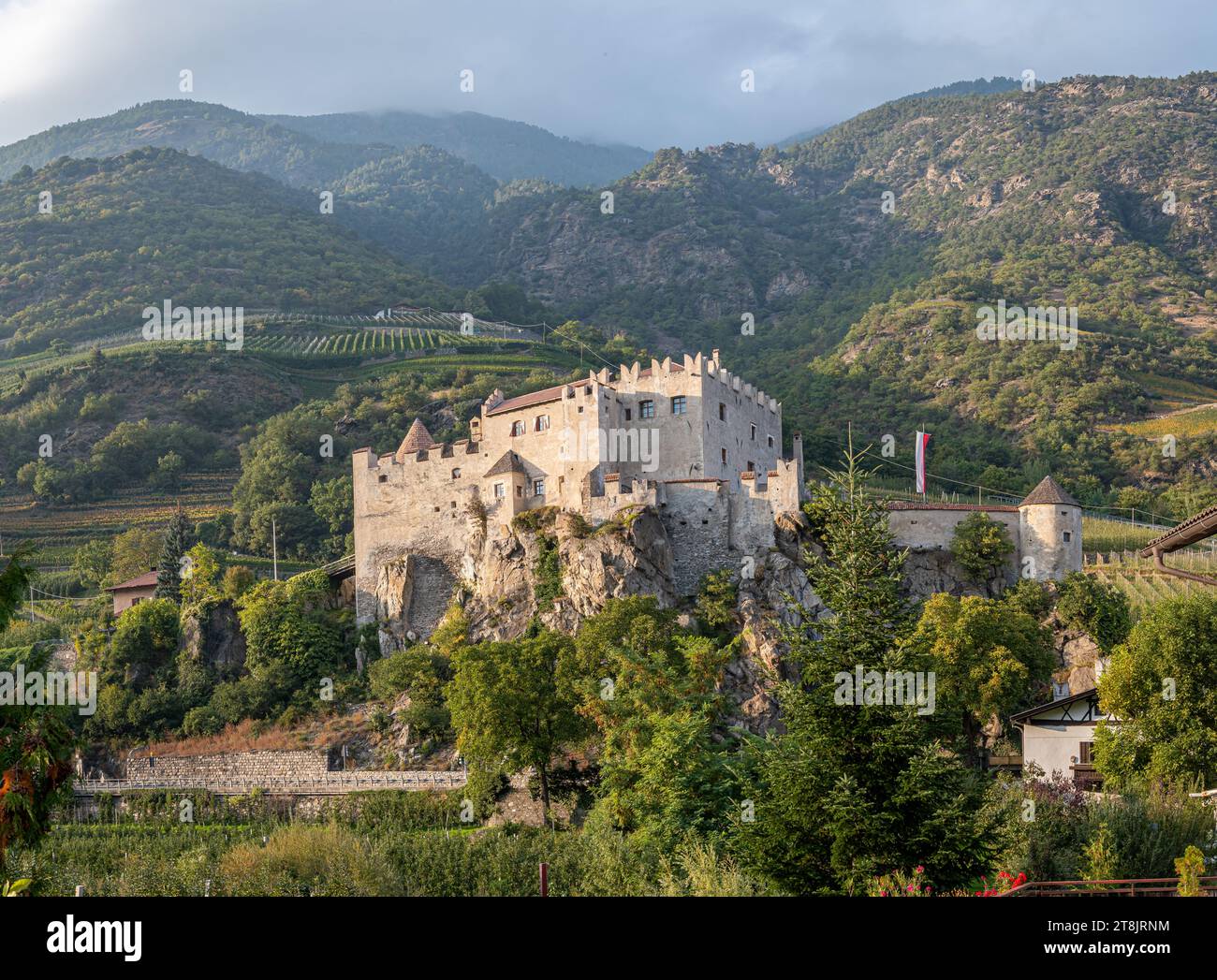 El castillo medieval de Castelbello Ciardes (en alemán: Schloss Kastelbell), Tirol del Sur, Trentino Alto Adige Südtirol, Italia Foto de stock