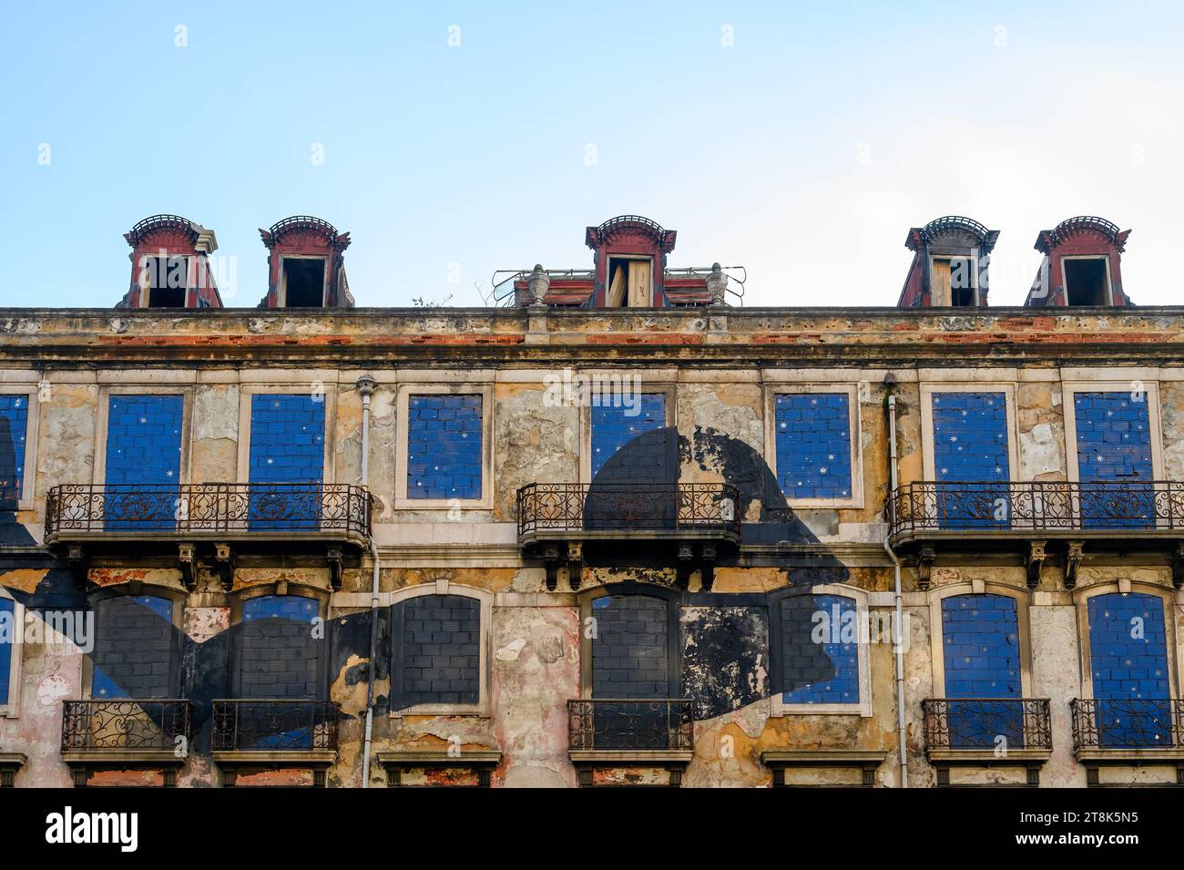 LISBOA, PORTUGAL, derrumbado edificio fachada con arte urbano o graffiti Foto de stock