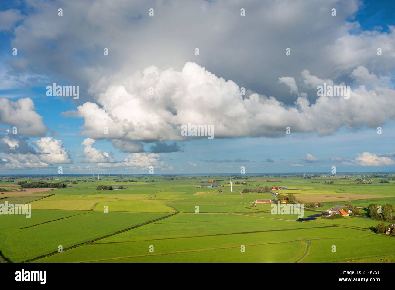 Paisaje agrícola con turbinas de viento, vista aérea, Países Bajos, Frisia, Gaast Foto de stock