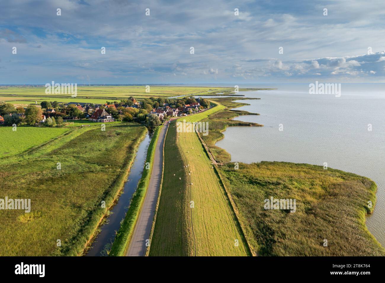 Gaast y dique en el Ijsselmeer, vista aérea, Países Bajos, Frisia, Gaast Foto de stock