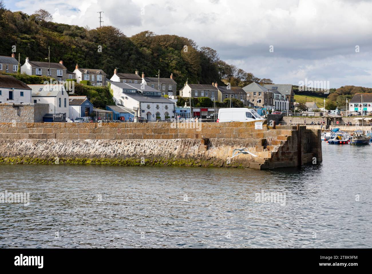 Porthleven en Cornualles, Porthleven puerto y muros de defensa del mar, Inglaterra, Reino Unido, 2023 Foto de stock