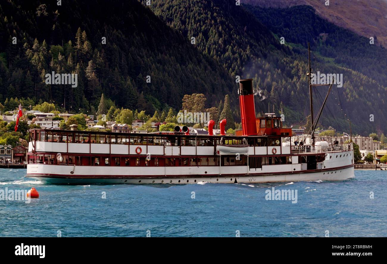 TSS Earnslaw. Queenstown. NZ, el TSS Earnslaw es un vaporizador de doble tornillo vintage de Edwardian de 1912 que surca las aguas del lago Wakatipu en Nueva Zelanda. Es una de las atracciones turísticas más antiguas del centro de Otago, y el único barco de vapor comercial de carbón que queda en el hemisferio sur Foto de stock