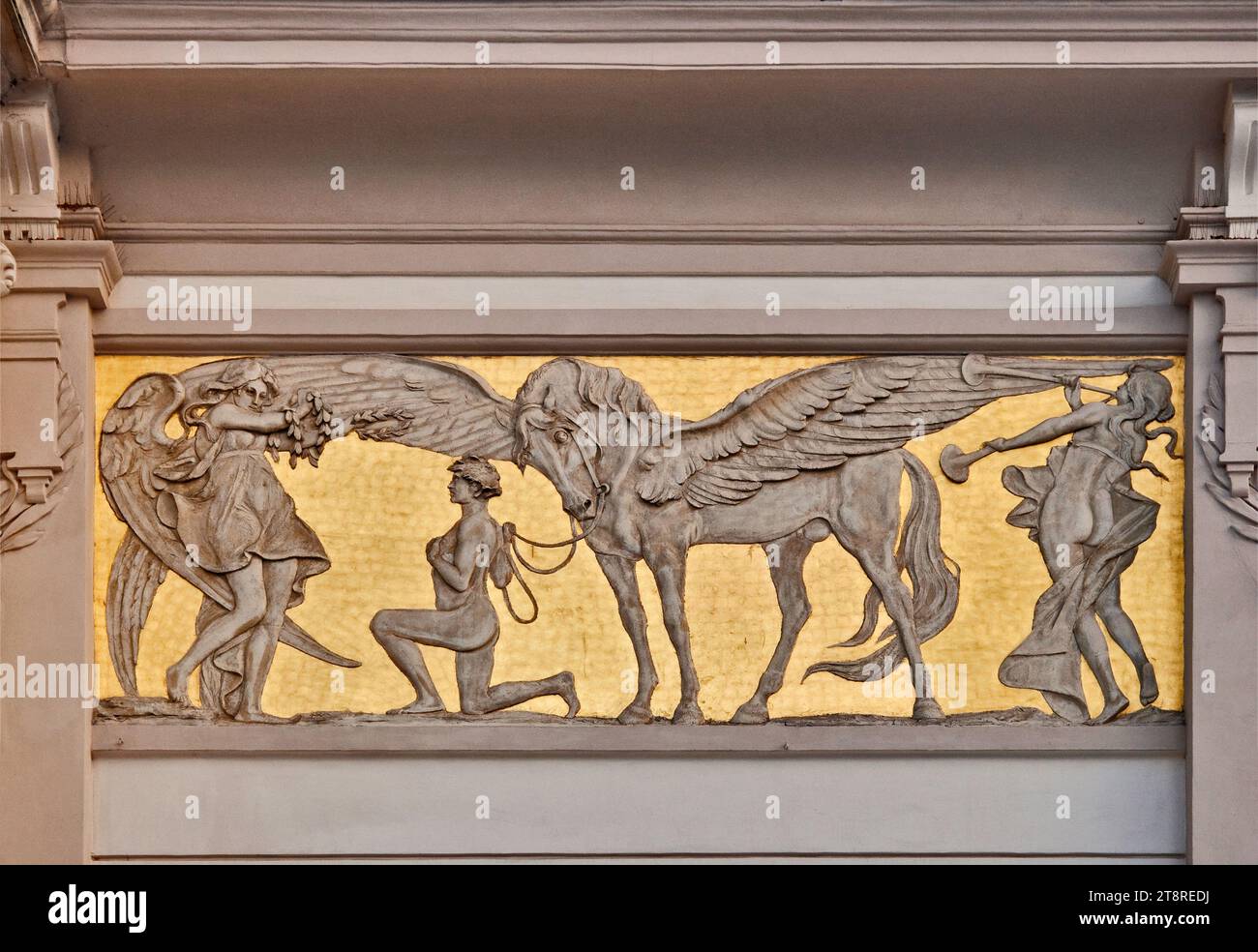 Panel de bajo relieve Art Nouveau, diseñado por Jacek Malczewski, que muestra al artista ganador, su Pegasus, frente a la musa, Palacio de las Artes en Cracovia, Polan Foto de stock