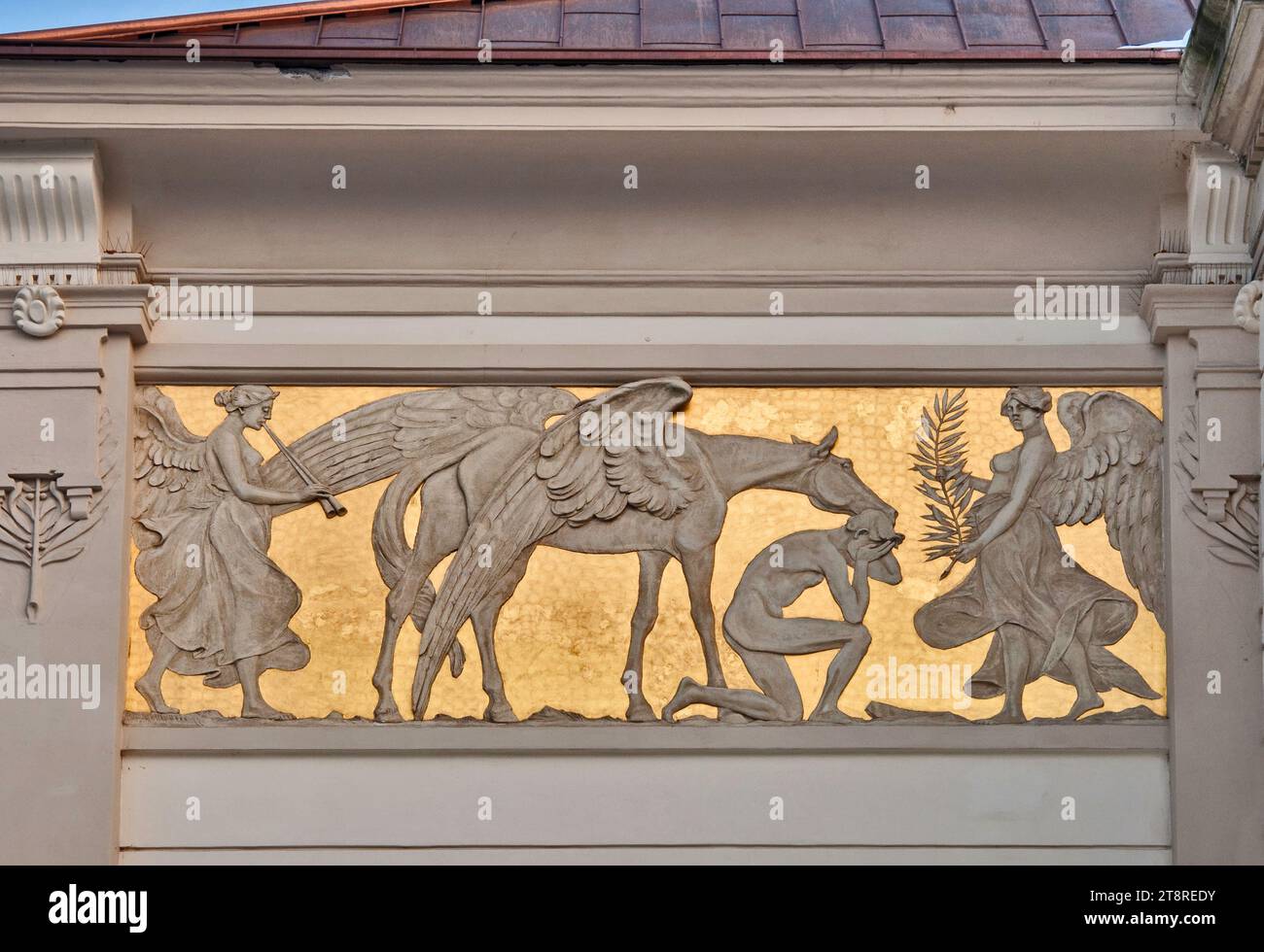 Panel de bajo relieve Art Nouveau, diseñado por Jacek Malczewski, que muestra al artista perdedor, su Pegasus, frente a la musa, Palacio de las Artes en Cracovia, Polonia Foto de stock