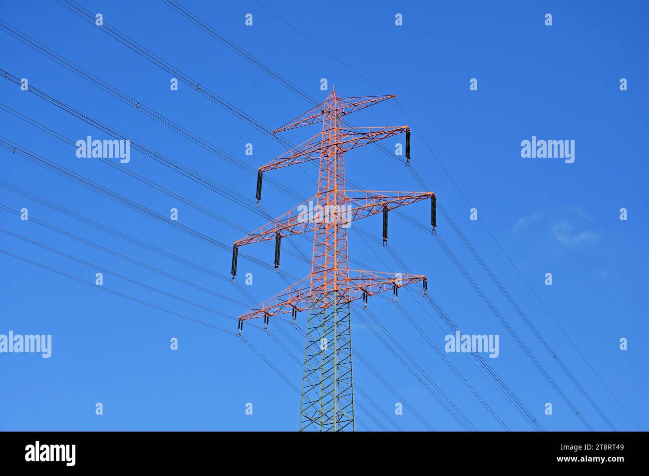 Pilón eléctrico de alto voltaje en el distrito de Hamburgo de Harburg, Alemania Foto de stock