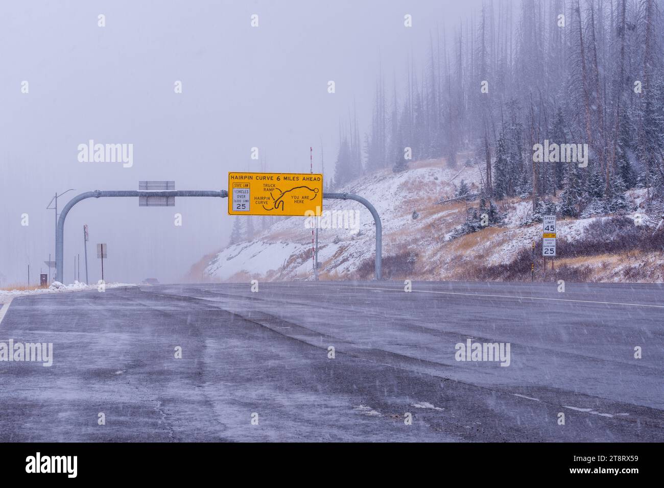 Una vibrante señal de carretera amarilla que representa la cumbre de Wolf Creek Pass en el estado de Colorado Foto de stock