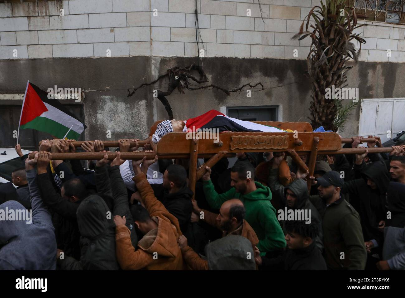 NOTA DE LOS EDITORES: CONTENIDO GRÁFICO. Los dolientes llevan el cadáver del palestino de 21 años Muhammad Adel al-Saraheen, presuntamente asesinado por las fuerzas israelíes. Los dolientes llevan el cadáver del palestino de 21 años Muhammad Adel al-Saraheen, presuntamente asesinado por las fuerzas israelíes a principios del 20 de noviembre de 2023, durante su funeral en la aldea de Beit Ula, al norte de la ciudad ocupada de Hebrón en Cisjordania, en medio de continuas batallas entre Israel y el grupo militante Hamas. Foto de Mamoun Wazwaz apaimages Hebron Cisjordania Territorio Palestino 201123 Hebron MW 0011 Derechos de autor: XapaimagesxMamounxWazwazxxapaimagesx Crédito: Foto de stock