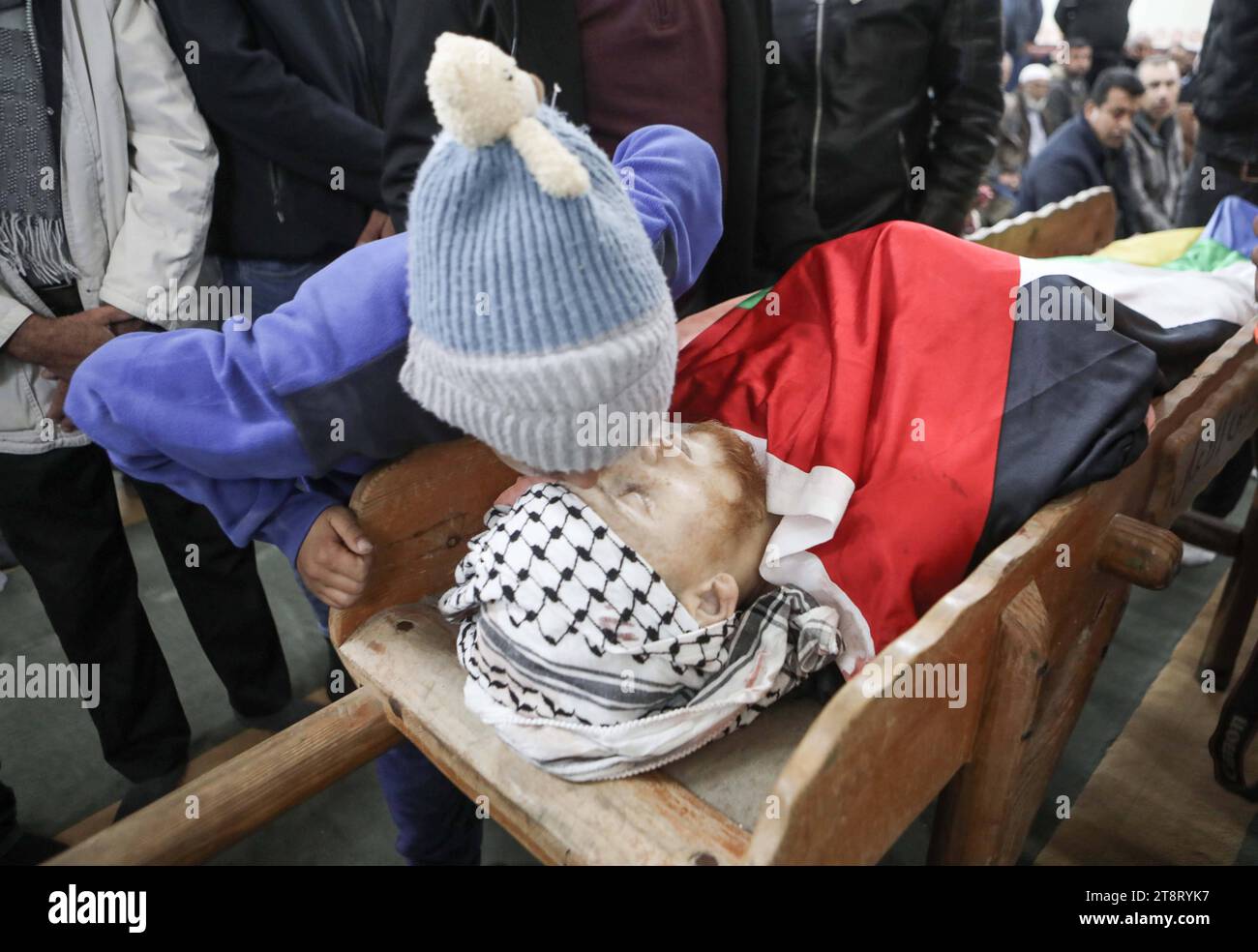 NOTA DE LOS EDITORES: CONTENIDO GRÁFICO. Los dolientes llevan el cadáver del palestino de 21 años Muhammad Adel al-Saraheen, presuntamente asesinado por las fuerzas israelíes. Los dolientes llevan el cadáver del palestino de 21 años Muhammad Adel al-Saraheen, presuntamente asesinado por las fuerzas israelíes a principios del 20 de noviembre de 2023, durante su funeral en la aldea de Beit Ula, al norte de la ciudad ocupada de Hebrón en Cisjordania, en medio de continuas batallas entre Israel y el grupo militante Hamas. Foto de Mamoun Wazwaz apaimages Hebron Cisjordania Territorio Palestino 201123 Hebron MW 007 Derechos de autor: XapaimagesxMamounxWazwazxxapaimagesx Crédito: Foto de stock