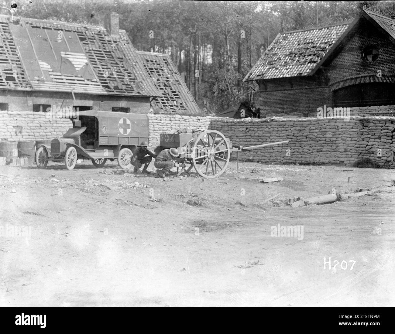 Una estación de vestuario en Le Bizet, Francia, Una vista general de la estación de vestuario en Le Bizet, en la frontera francesa. Una ambulancia y un carro con suministros médicos están estacionados fuera de los edificios arenados. Fotografía tomada en 1918 Foto de stock