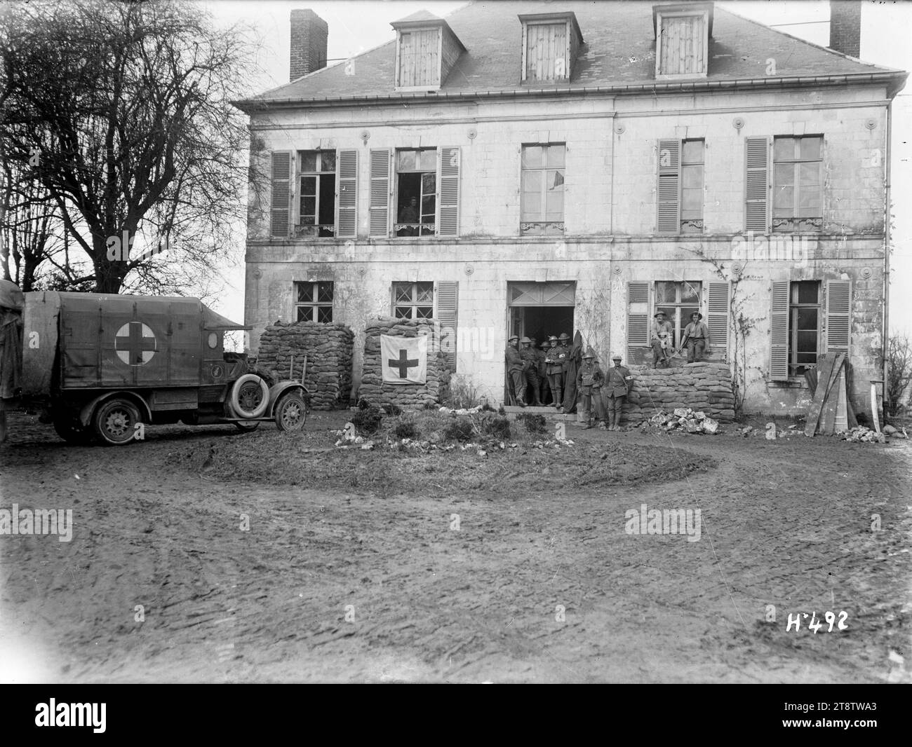 Estación de vestuario de Nueva Zelanda en el Somme, Mailly-Mallet, Francia, Miembros del Cuerpo de Ambulancias de Nueva Zelanda de pie fuera de la estación de vestuario de Nueva Zelanda en el Somme, en Mailly-Mallet, Francia. Una ambulancia con un helecho de plata de Nueva Zelanda pintado en la puerta está estacionado fuera del edificio. Fotografía tomada el 1 de abril de 1918 Foto de stock