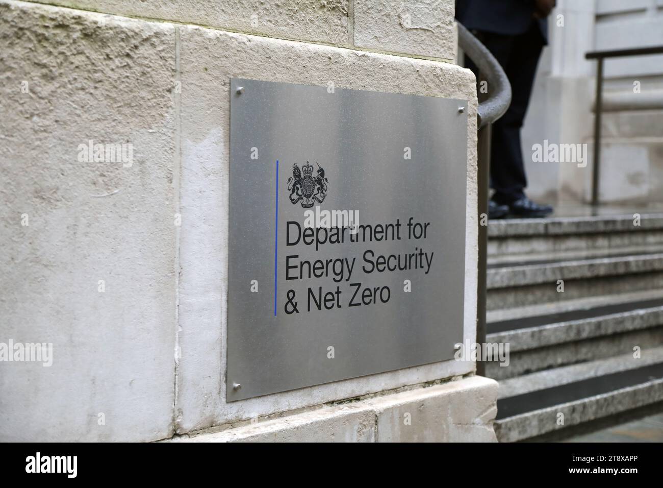 Londres, Reino Unido – 21 de noviembre de 2023: Entrada al Departamento de Seguridad Energética del Reino Unido y Net Zero, en el centro de Londres Foto de stock
