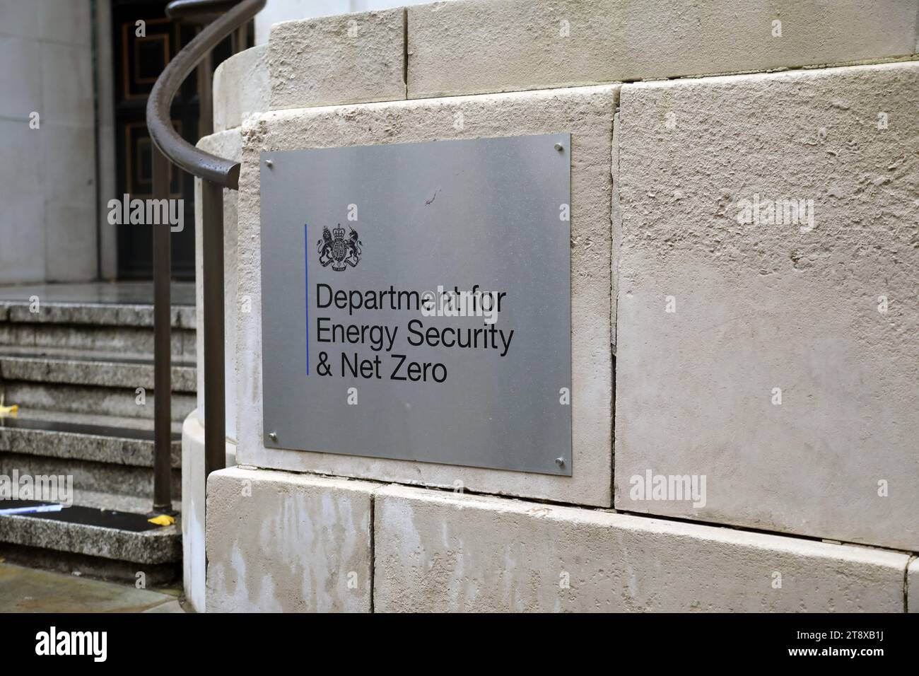 Londres, Reino Unido – 21 de noviembre de 2023: Entrada al Departamento de Seguridad Energética del Reino Unido y Net Zero, en el centro de Londres Foto de stock