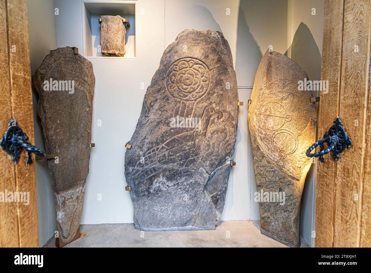 Pictish Símbolo Piedras en el porche de la iglesia de Inveravon (construido en 1806), Speyside, Moray, Escocia Reino Unido Foto de stock