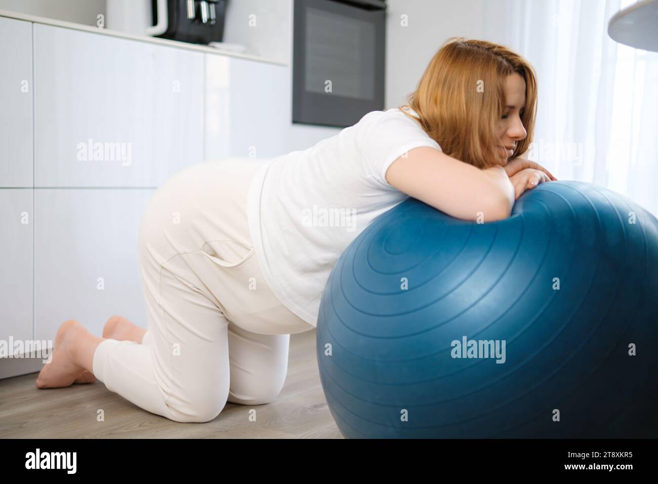 Una mujer embarazada miente con su espalda en una pelota de fitness. Una  mujer en el tercer trimestre entra para los deportes. Pilates para mujeres  embarazadas Fotografía de stock - Alamy