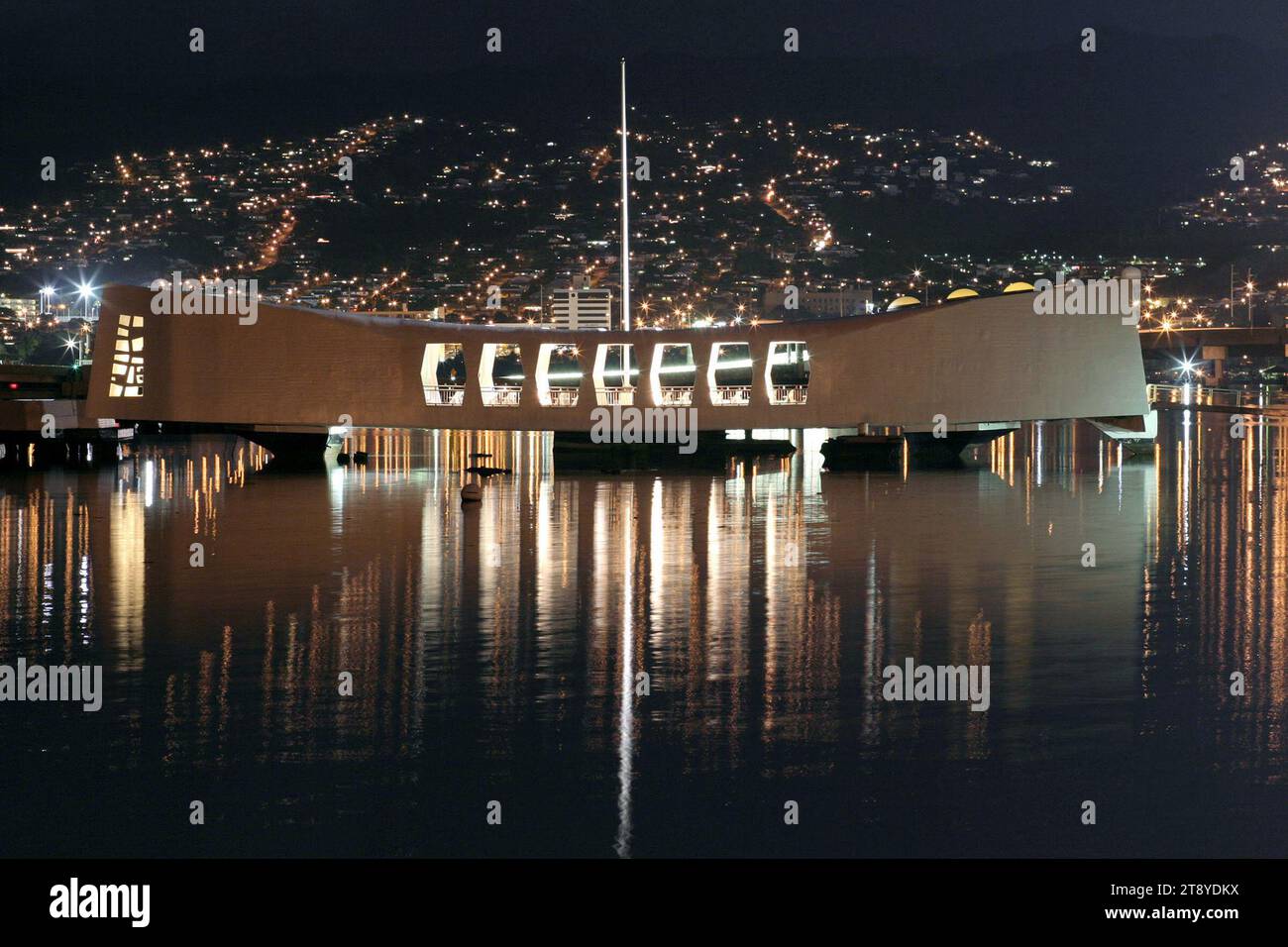 El USS Arizona Memorial bañó en luz de una comunidad vecina la noche antes de la 62.ª Conmemoración del ataque del 7 de diciembre de 1941 en Pearl Harbor, Honolulu, Hawai, el 6 de diciembre de 2003. Foto de US Navy. Foto de stock