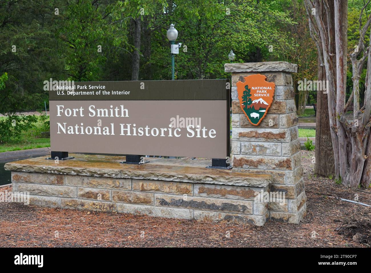 Fort Smith, Arkansas, EE.UU. - 26 de abril de 2023: Señal de sitio histórico nacional de Fort Smith Foto de stock