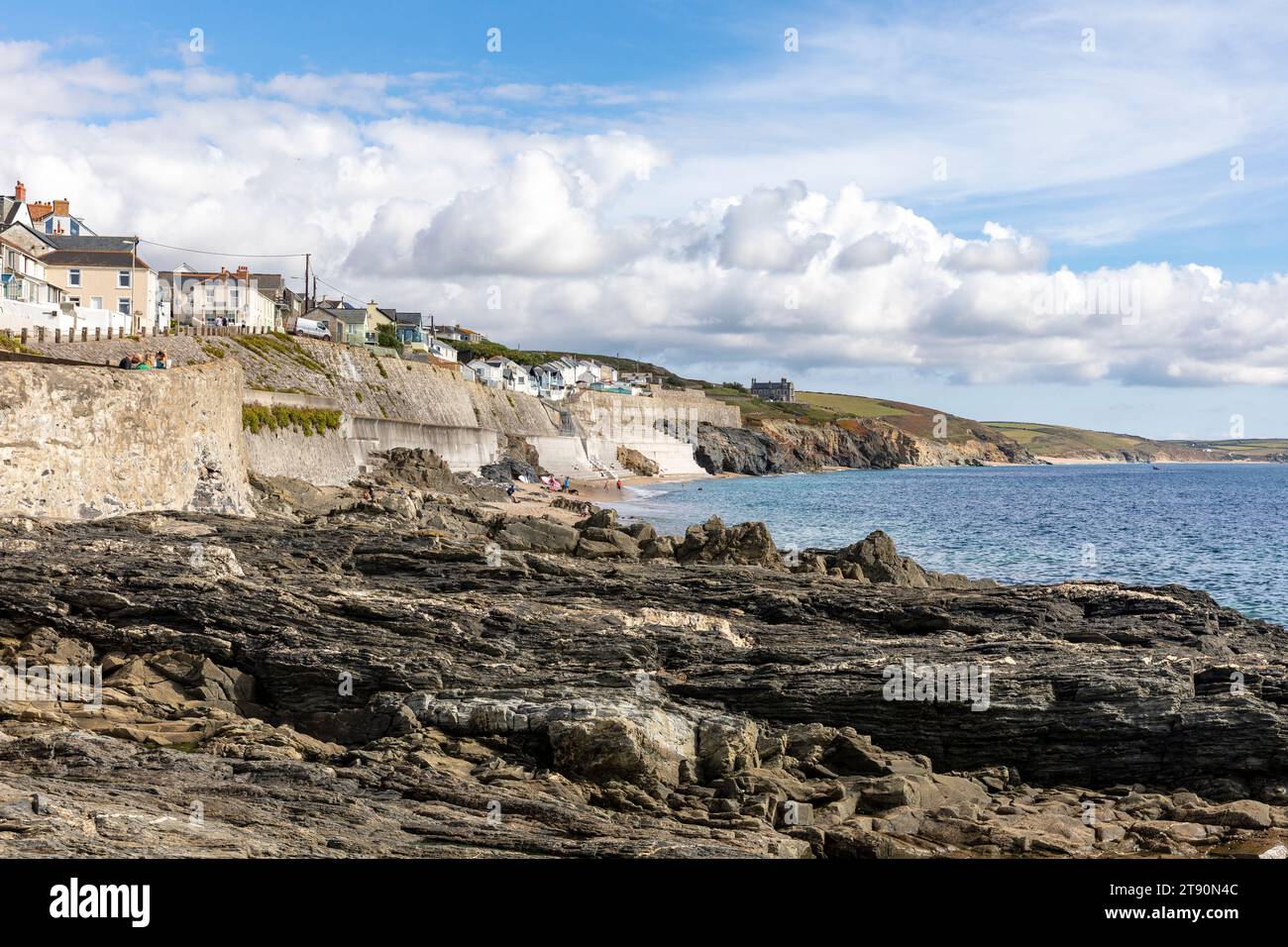 Porthleven ciudad portuaria de pesca en Cornualles y escarpada costa rocosa de la playa, Inglaterra, Reino Unido, 2023 Foto de stock