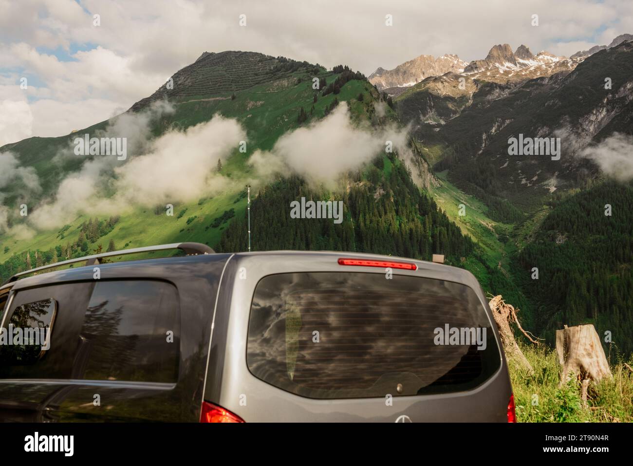 Campista, gira mundial, Austria, montañas Foto de stock
