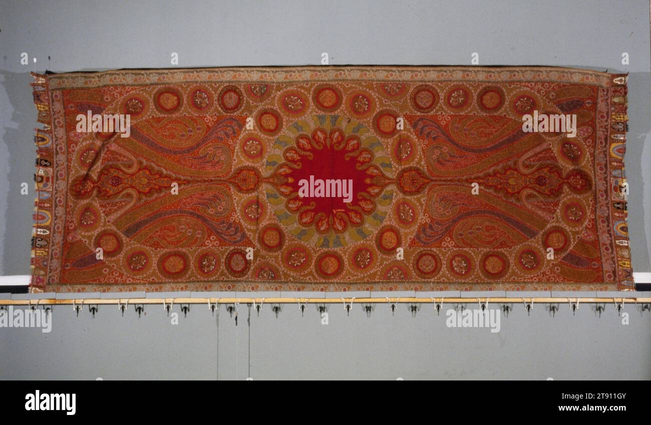 Chal, c. 1870, 138 x 53 1/2 in. (350,52 x 135,89 cm), Lana; Twill-tapiz tejido, bordado, India, el siglo XIX, creando una impresión de imponente tamaño para reforzar la importancia personal es un artificio que se ha utilizado durante siglos. Las sutiles variaciones de este tema empleadas por las mujeres para mejorar su posición social implicaban un delicado equilibrio entre la conveniencia de ser percibidas como pequeñas, elegantes y jubiladas y la importancia de ser reconocidas como una fuerza significativa en la sociedad. A mediados del siglo XIX, el uso de faldas crinolinas voluminosas Foto de stock