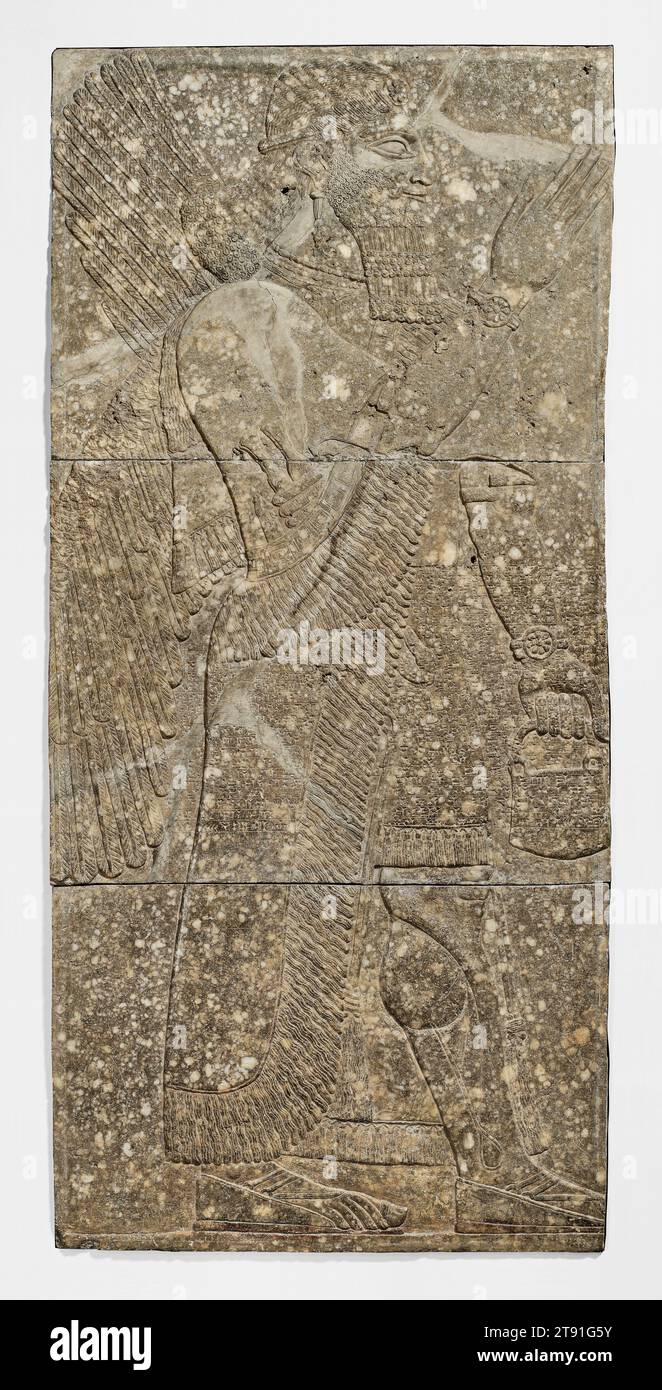 Genio alado, c. 883-859 a.C., 90 x 41 in. (228,6 x 104,14 cm), piedra caliza, Irak, siglo X-IX a. C., este panel fue tomado de los restos del palacio imperial del noroeste en Nimrud, la capital del imperio asirio, ahora situado en el Irak moderno. Las paredes del palacio, construidas por Ashurnasirpal II (883-859 a.C.), estaban decoradas con paneles de piedra tallados en bajo relieve, narrando sus hazañas de caza y militares Foto de stock