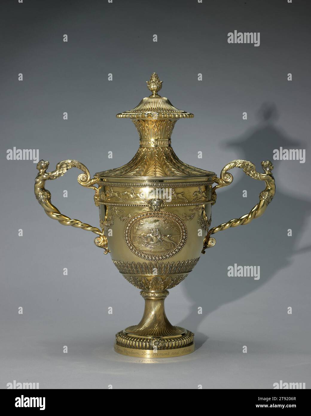 Richmond Race Cup, 1767, Robert Adam; Fabricante: Smith & Sharp; Herrería de plata: Daniel Smith; Herrería de plata: Robert Sharp, británico, 19 1/2 x 16 7/8 x 8 1/2 in. (49,53 x 42,86 x 21,59 cm), Plata, dorado, Inglaterra, siglo XVIII, esta copa conmemora un evento ecuestre de siglos de antigüedad que tiene lugar en Richmond, Yorkshire, llamado Richmond Gold Cup por sus distintivos trofeos de oro y plata. Thomas Dundas, cuya familia fue la anfitriona de la carrera, encargó en 1764 un nuevo diseño de trofeo del arquitecto / diseñador Robert Adam. Su refinada forma de urna era tan radicalmente diferente de las copas que la precedieron Foto de stock