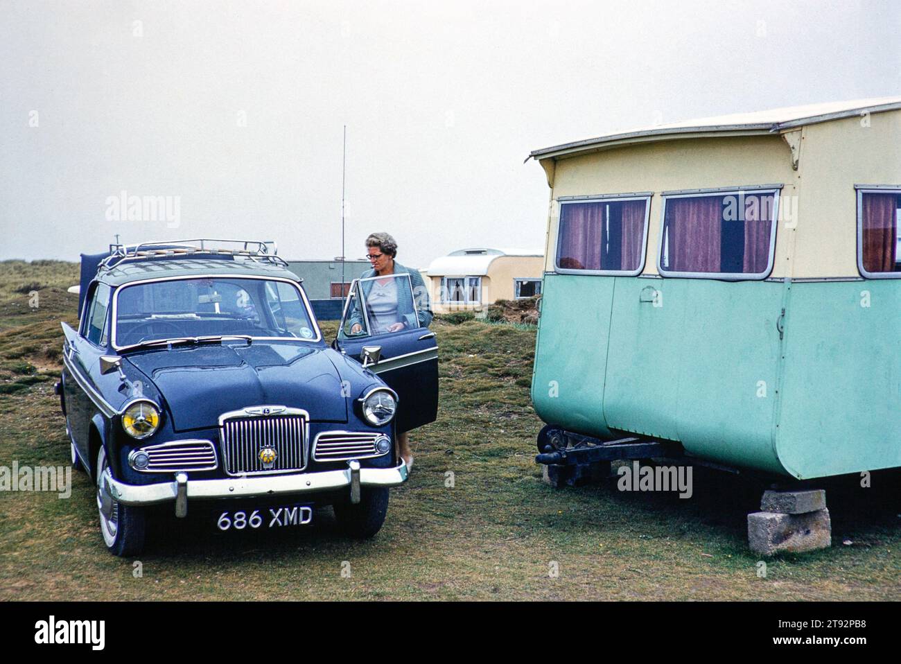 Sunbeam Rapier Mk 3 coche aparcado fuera del sitio de caravanas de vacaciones familiares, Inglaterra, Reino Unido, 1961 Foto de stock