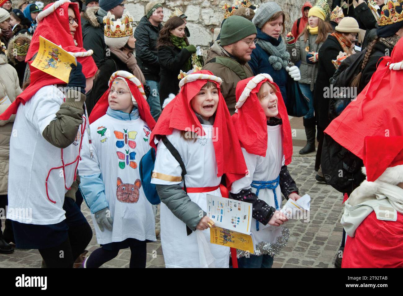 Niños que llevan tocado palestino, cantando villancicos de Navidad, Cabalgata de Magos, procesión de las fiestas de la Epifanía, Cracovia, Polonia Foto de stock