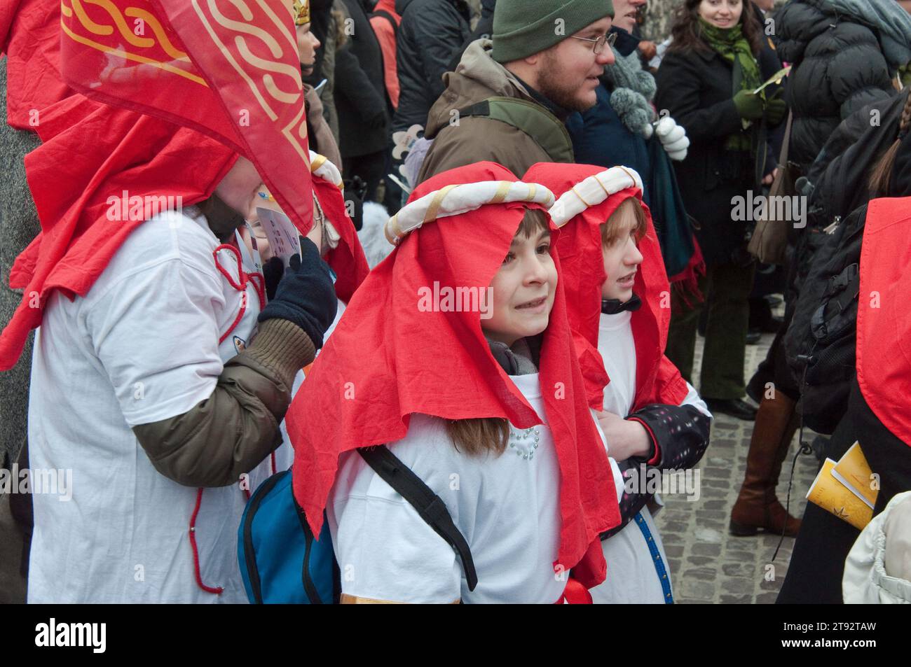 Niños que llevan tocado palestino, cantando villancicos de Navidad, Cabalgata de Magos, procesión de las fiestas de la Epifanía, Cracovia, Polonia Foto de stock