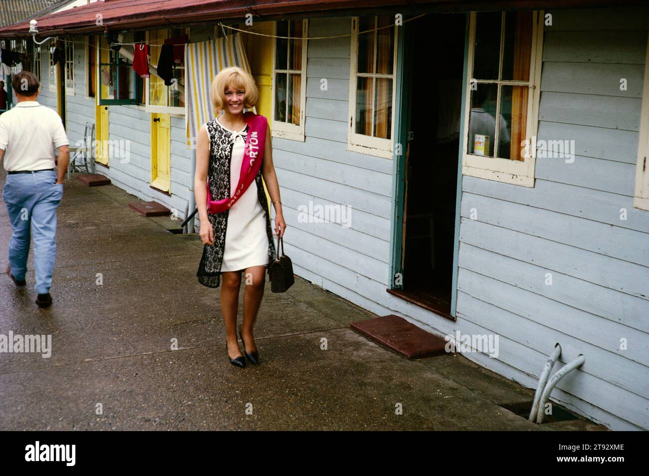 Mujer joven con la correa de la reina de la belleza Miss Corton, en el campamento de vacaciones de verano, Corton, Suffolk, Inglaterra, Reino Unido 1966 Foto de stock