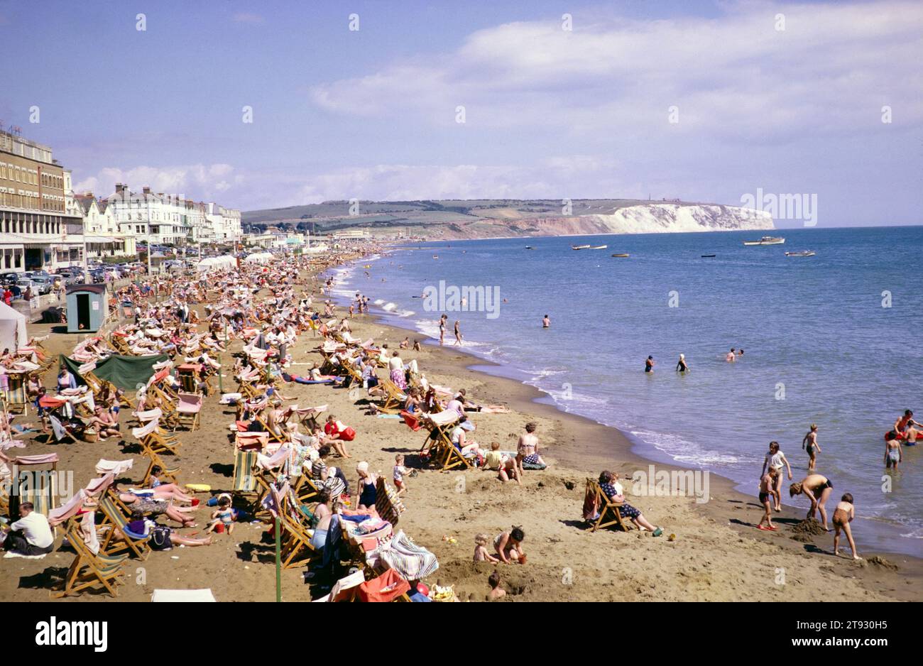 Multitudes de turistas en la playa de Sandown, Isla de Wight, Inglaterra, Reino Unido 1962 Foto de stock