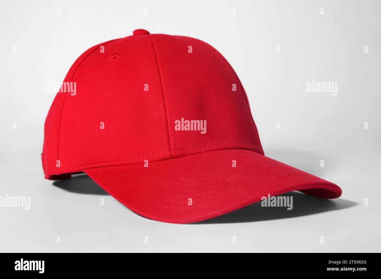 Gorra de béisbol roja con estilo sobre fondo blanco Foto de stock