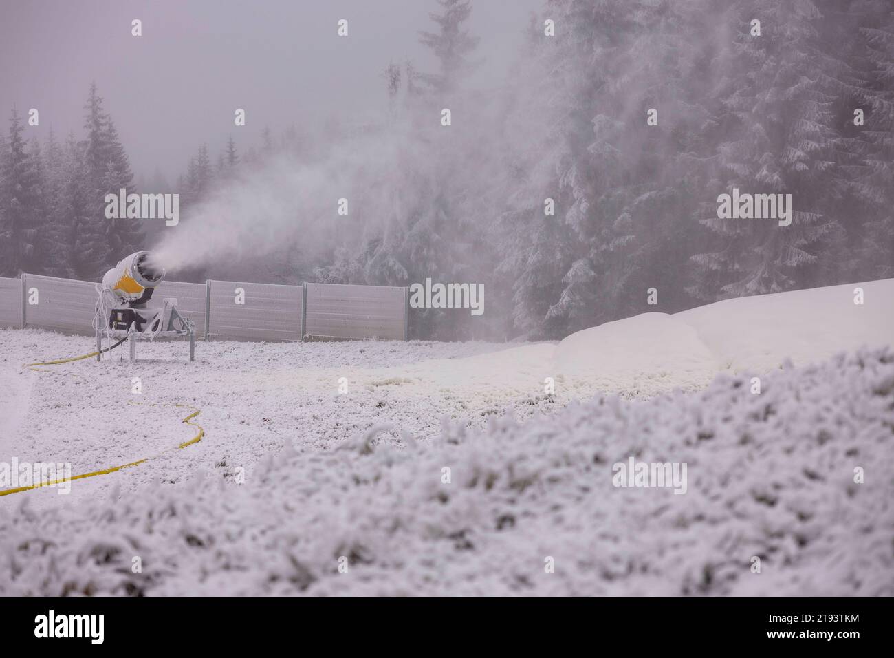 Wasser marsch am Skigebiet Keilberg laufen en el juego Dienstagabend die Schneekanonen heiß. Es principiante en el juego Vorbereitungen auf die Skisaison. IM Gegensatz zum Skigebiet en Oberwiesenthal werden die Hänge kräftig beschneit. Auf allen Pisten laufen die Schneekanonen. Das Betriebspersonal ist dabei die Schneekanonen immer wieder neu auszurichten. Dabei stehen die chancen auf einen frühen Saisonbeginn nicht schlecht. Am Wochenende kommen bis zu 30 cm Neuschnee hinzu. Keilberg Bayern Deutschland Crédito: Imago/Alamy Live News Foto de stock