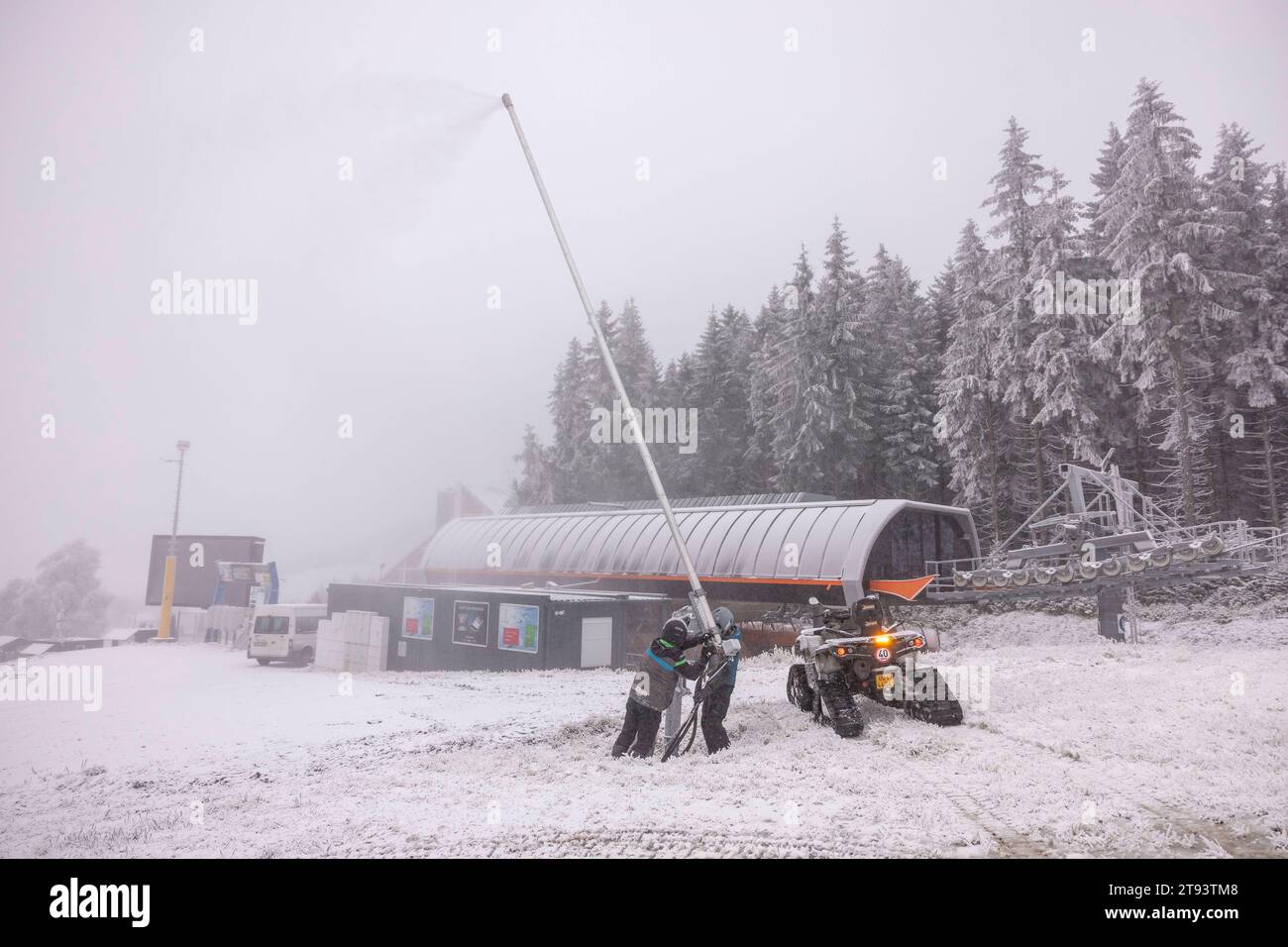 Wasser marsch am Skigebiet Keilberg laufen en el juego Dienstagabend die Schneekanonen heiß. Es principiante en el juego Vorbereitungen auf die Skisaison. IM Gegensatz zum Skigebiet en Oberwiesenthal werden die Hänge kräftig beschneit. Auf allen Pisten laufen die Schneekanonen. Das Betriebspersonal ist dabei die Schneekanonen immer wieder neu auszurichten. Dabei stehen die chancen auf einen frühen Saisonbeginn nicht schlecht. Am Wochenende kommen bis zu 30 cm Neuschnee hinzu. Keilberg Bayern Deutschland Crédito: Imago/Alamy Live News Foto de stock