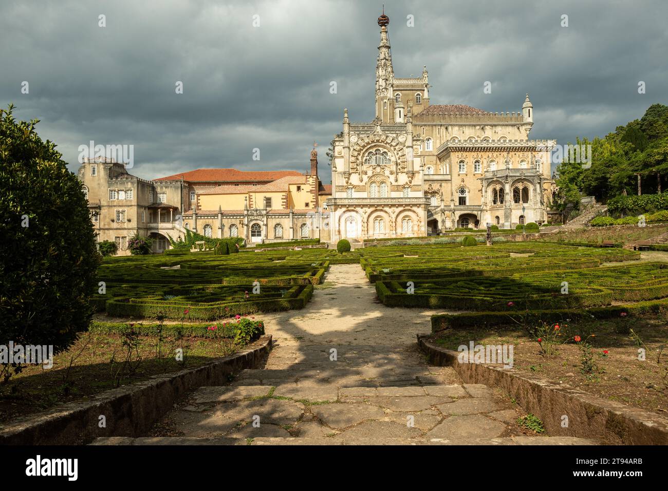 Luso, Portugal - 22 de septiembre de 2020: Bussaco Palace Hotel y jardín circundante. Construido en XIX siglo, estilo neomanuelino Foto de stock