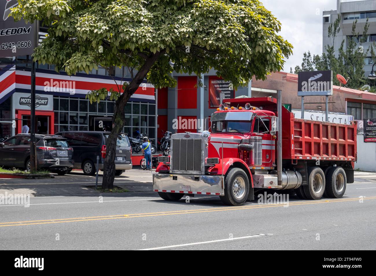 Camión conduciendo por la avenida Colón en el centro urbano de la ciudad de San José, capital de Costa Rica Foto de stock