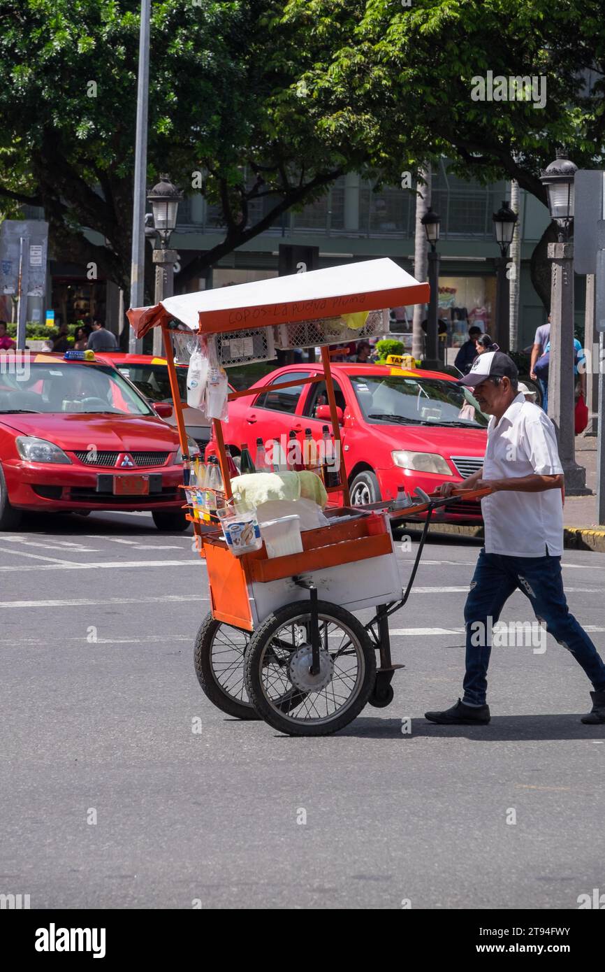 Vendedor ambulante de refrescos circulando por el centro urbano de la ciudad de San José, capital de Costa Rica Foto de stock