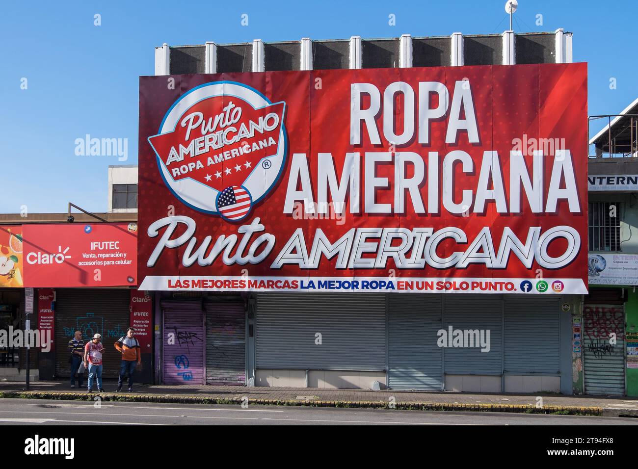 Publicidad comercial y tiendas en una avenida central en la ciudad de San José, Costa Rica Foto de stock
