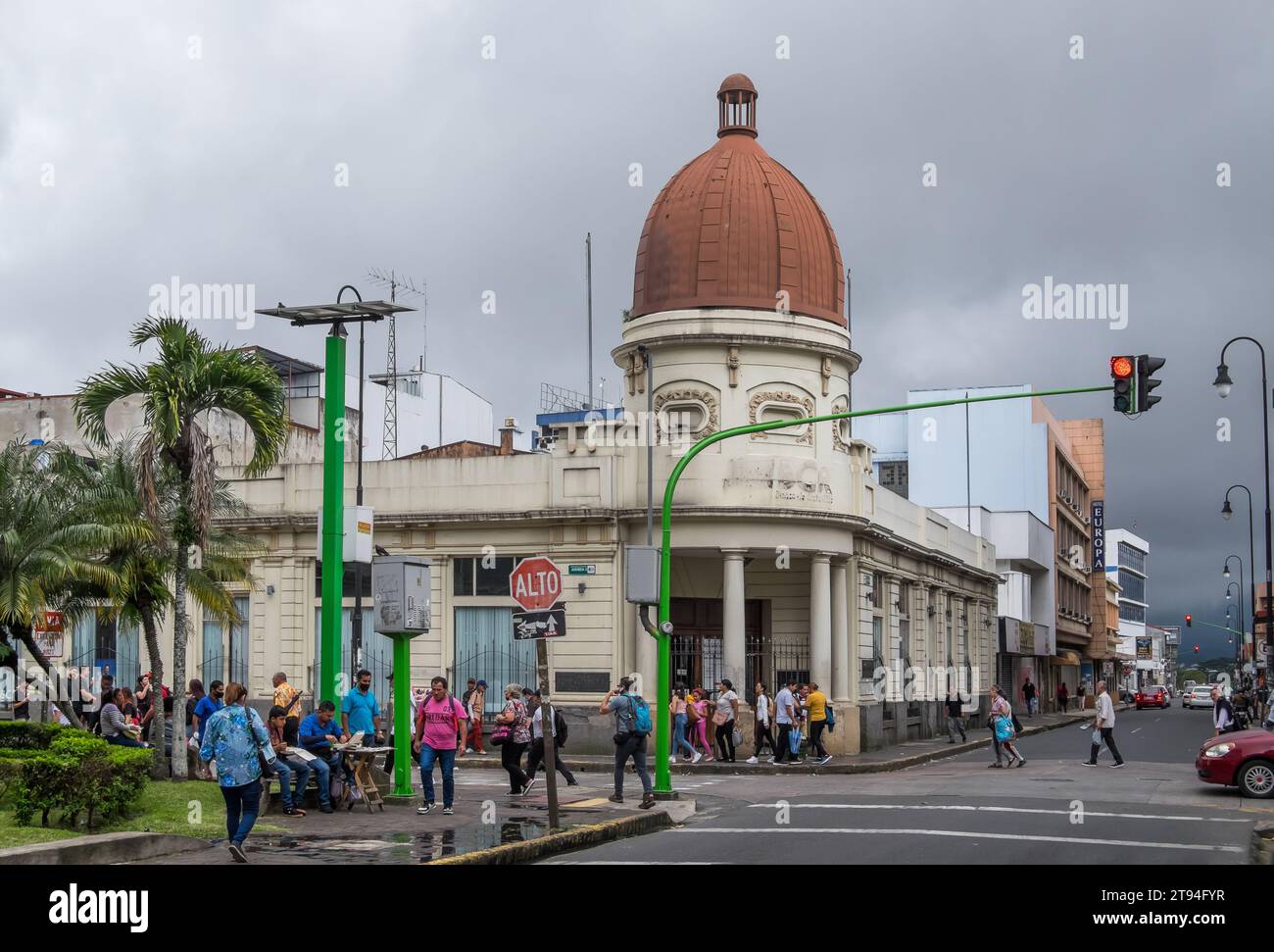 Escena urbana y edificios, en la tercera avenida, en la ciudad de San José, Costa Rica Foto de stock