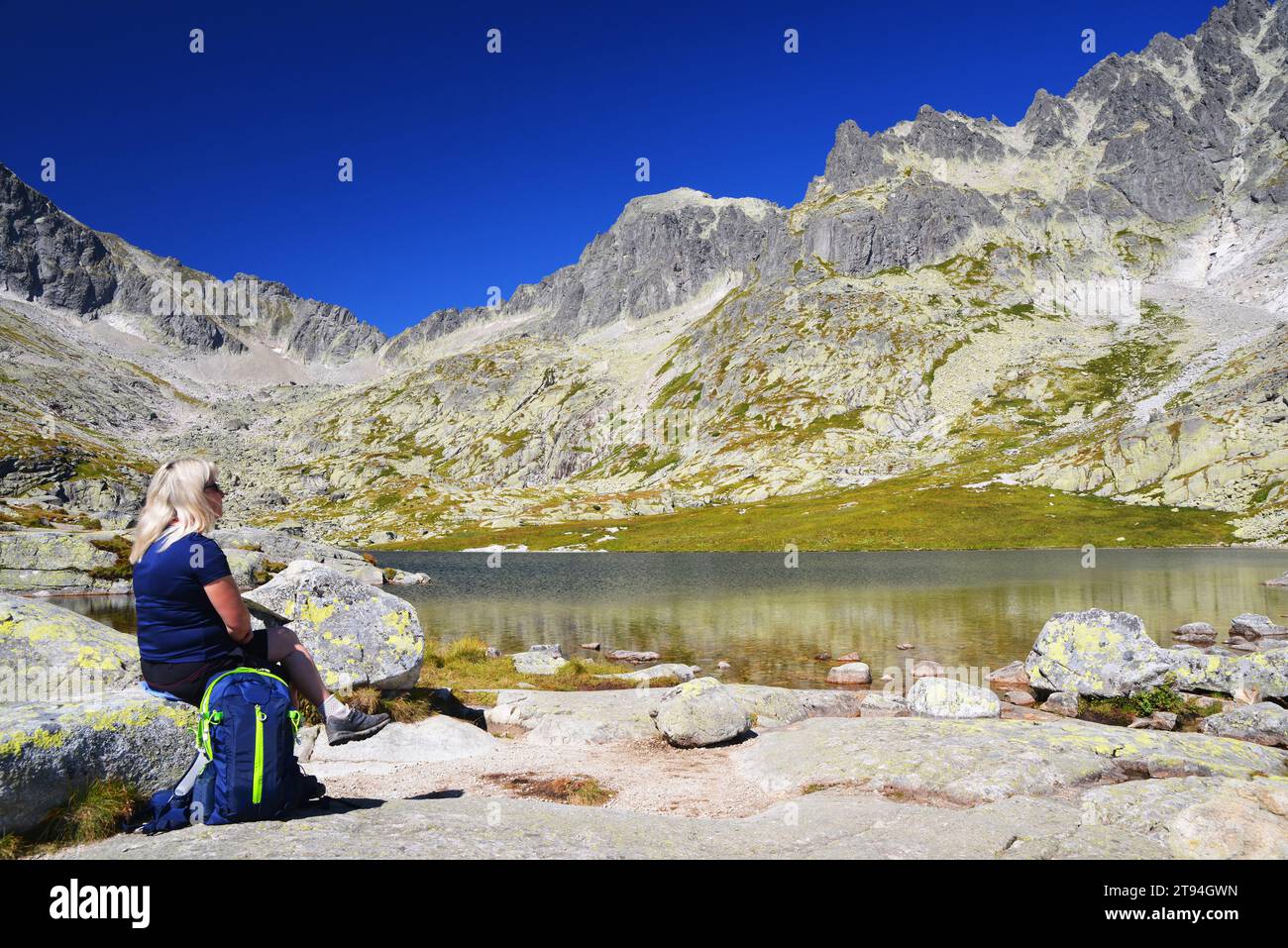 Turista en el lago Prostredne Spisske pleso en Mala Studena Dolina, Vysoke Tatry (montañas Tatra), Eslovaquia. Foto de stock