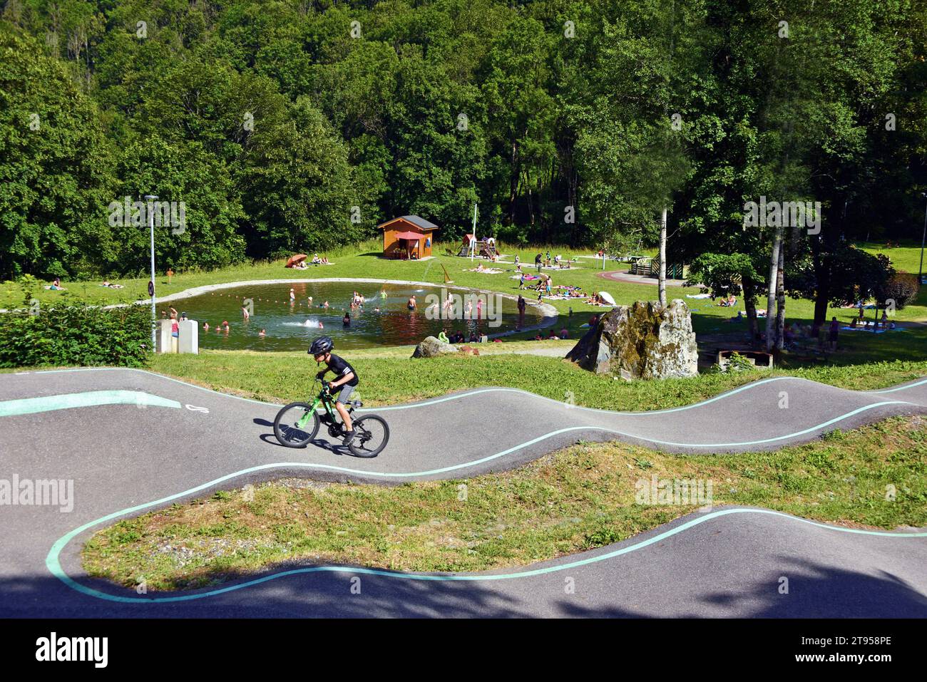 Pista de bombeo, ruta de bicicleta de montaña artificial, Francia, Saboya, Maurienne, Saint-Colomban-des-Villards Foto de stock