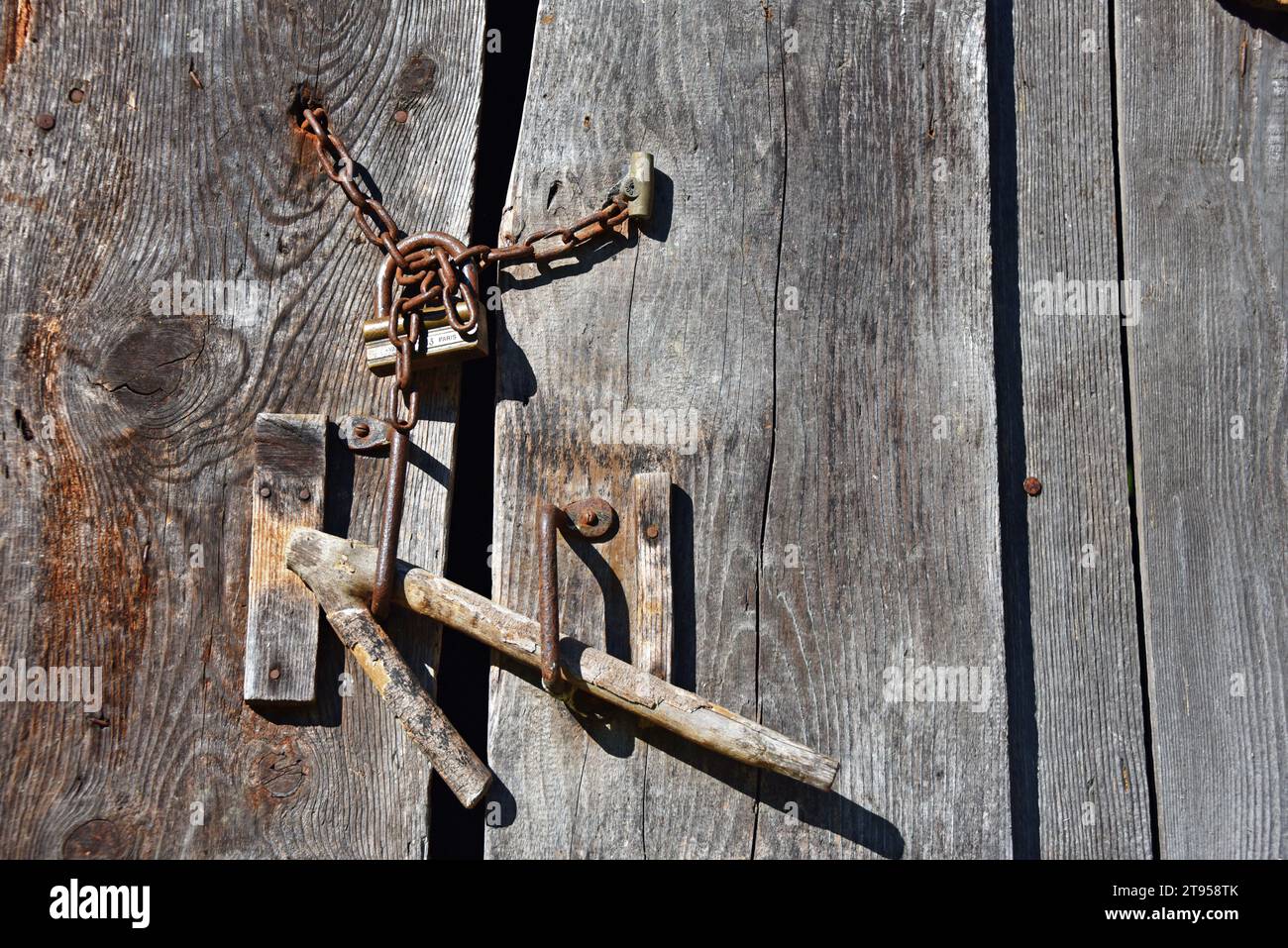 Puerta vieja, Francia, Saboya, Maurienne, Saint-Colomban-des-Villards Foto de stock