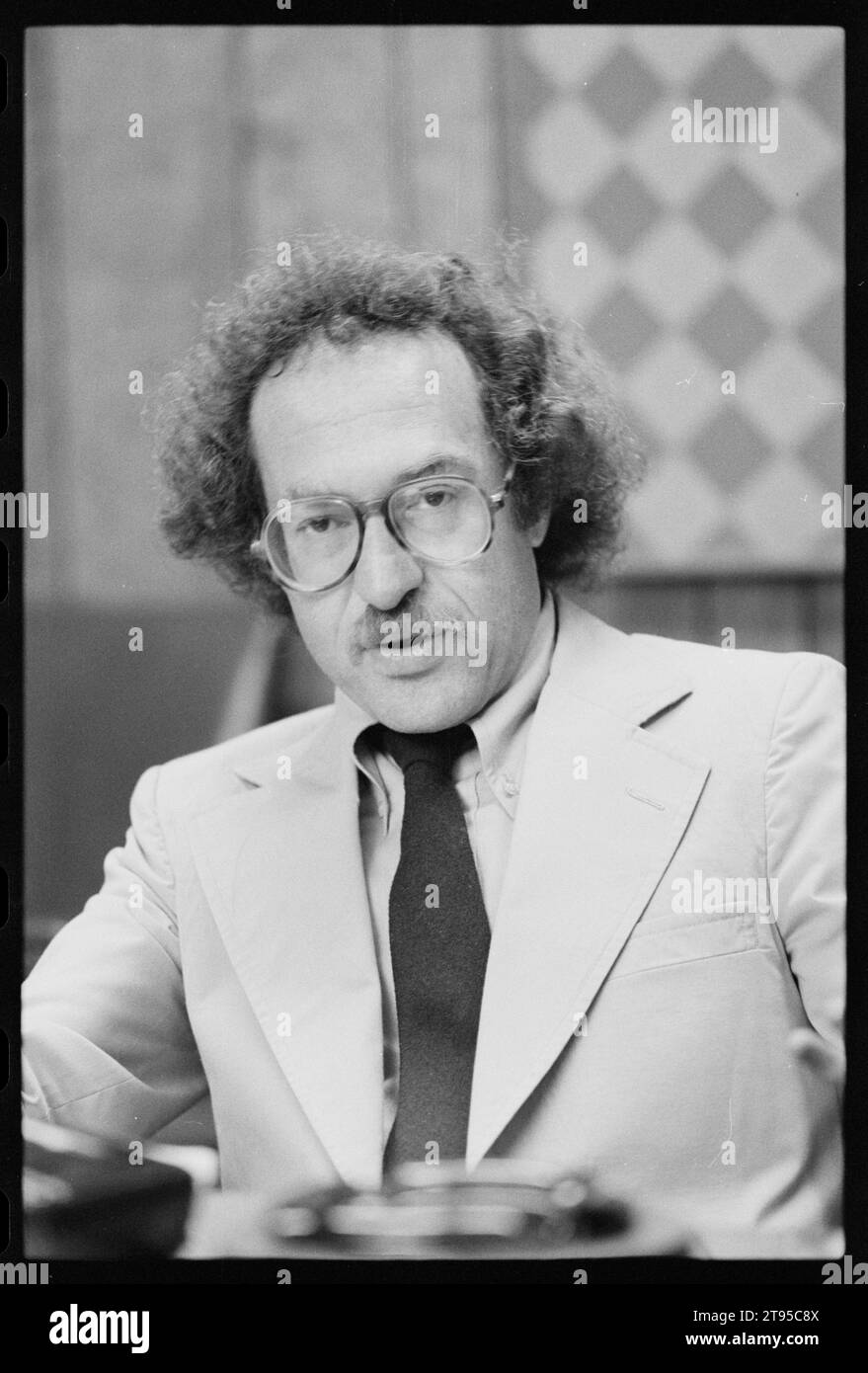 Abogado Alan Dershowitz (1938- ) durante una entrevista, Washington, Distrito de Columbia, 22/6/1982. (Foto de Warren K Leffler/US News and World Report Magazine Collection. Foto de stock