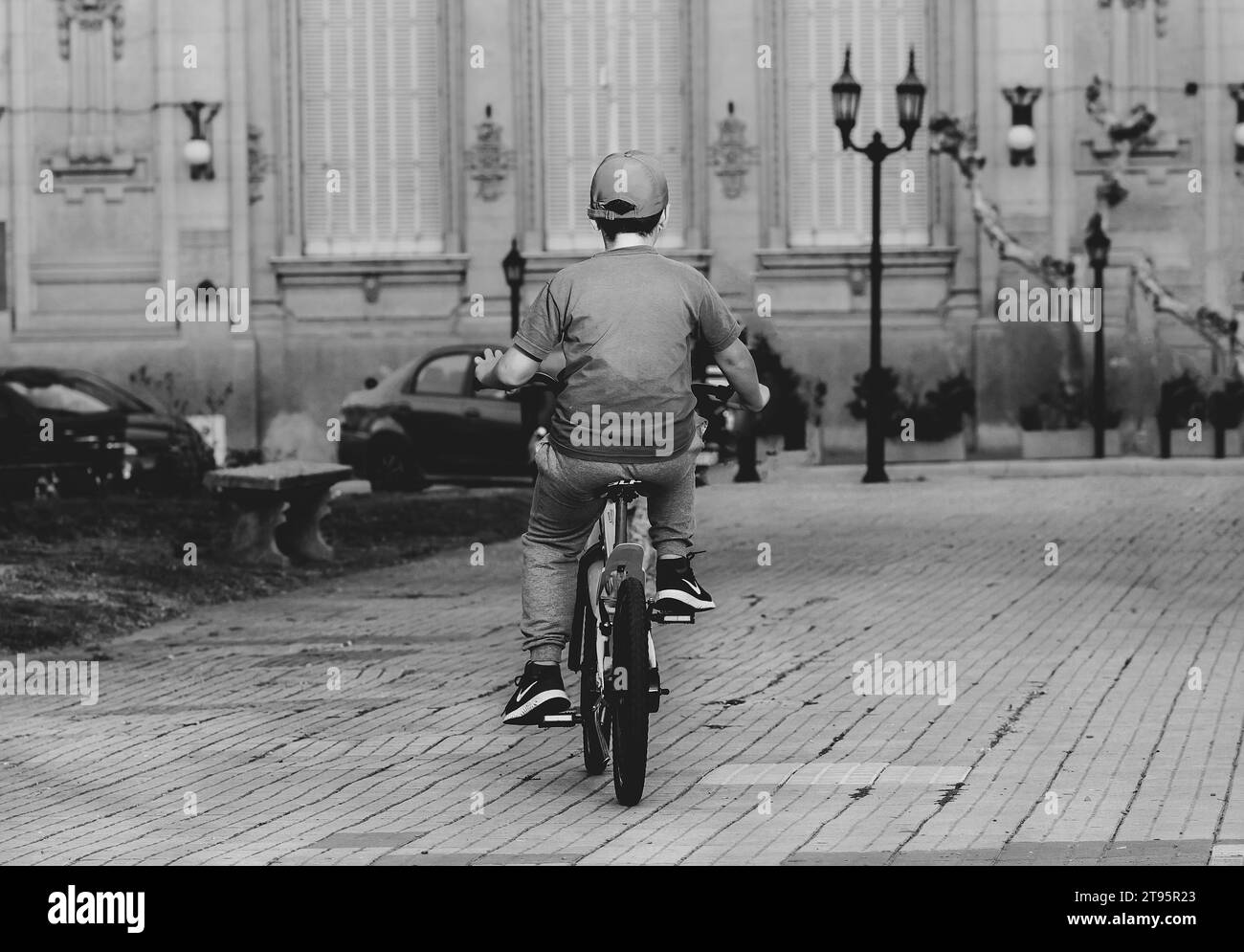 foto de niño montando una bicicleta Foto de stock